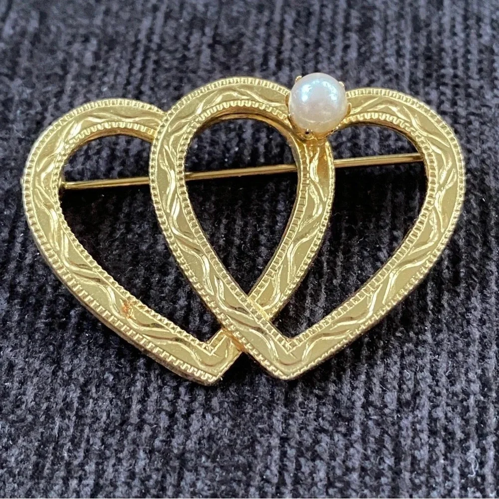 Sweetheart Lovers Etched Gold Tone Heart Brooch Pin